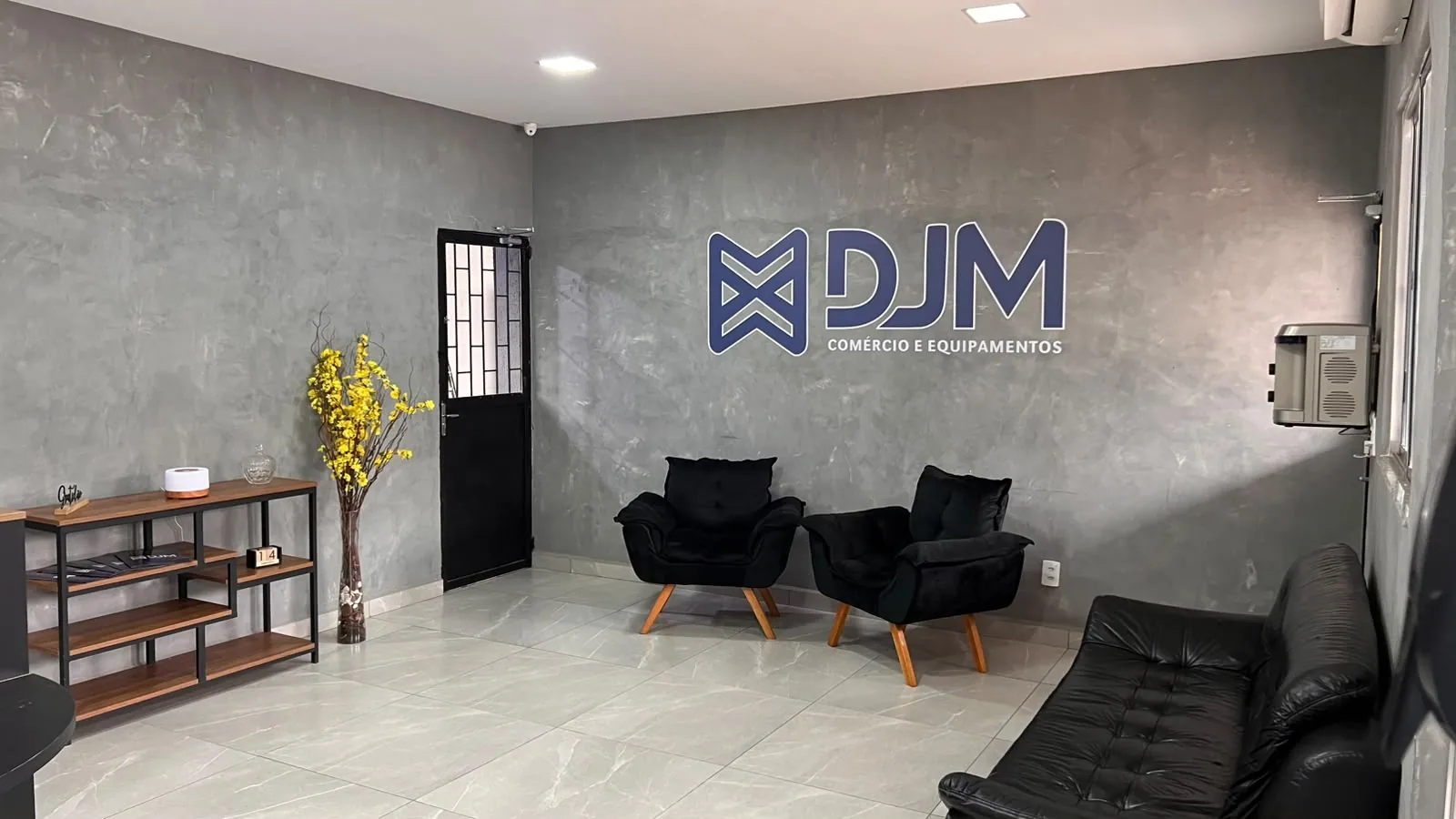 Recepção da DJM com a marca da empresa instalada na parede